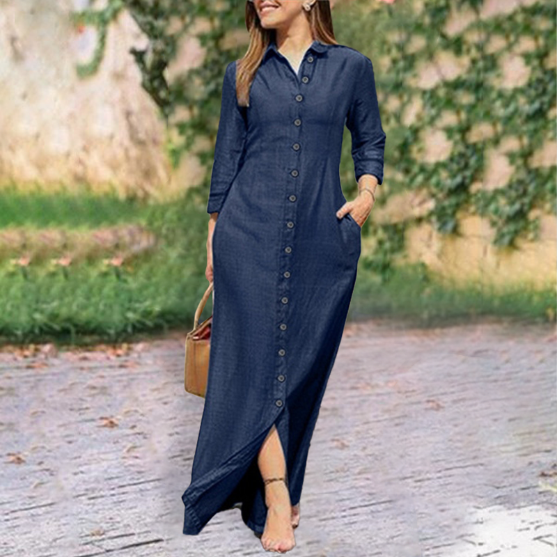 "Ljusblå denimklänning för kvinnor med knappdetalj, elegant och avslappnad design för vardag och tillfällen."