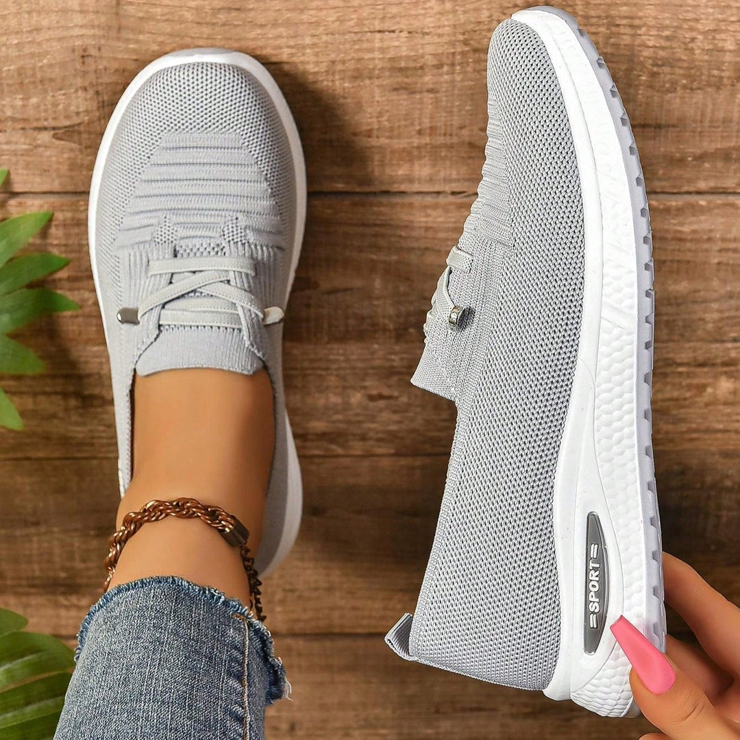 Ljusgrå damsneakers slip-on med breda tår för maximal komfort. Perfekta vardags- och reseskor.