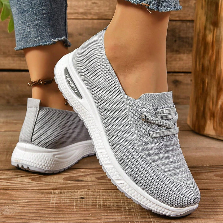 Bekväma slip-on damsneakers med breda tår, idealiska för promenader och resor. Sportig stil.