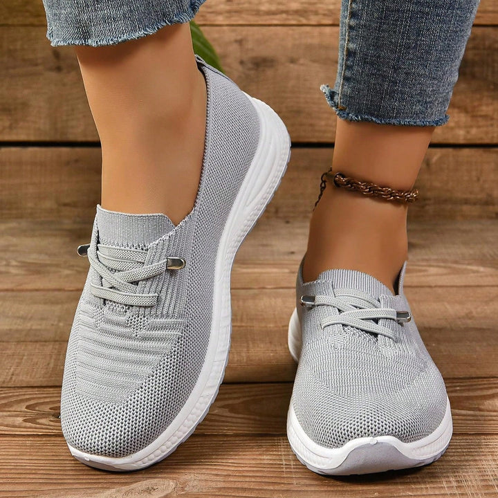 Snygga ljusgrå slip-on sneakers för damer med extra bred tå. Enkla att ta på, perfekta vardagsskor.