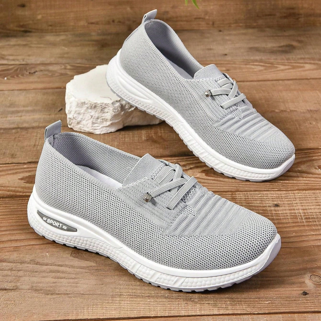 Damsneakers slip-on med rymliga breda tår i ljusgrått. Optimal komfort för långa dagar, bekväm sko.