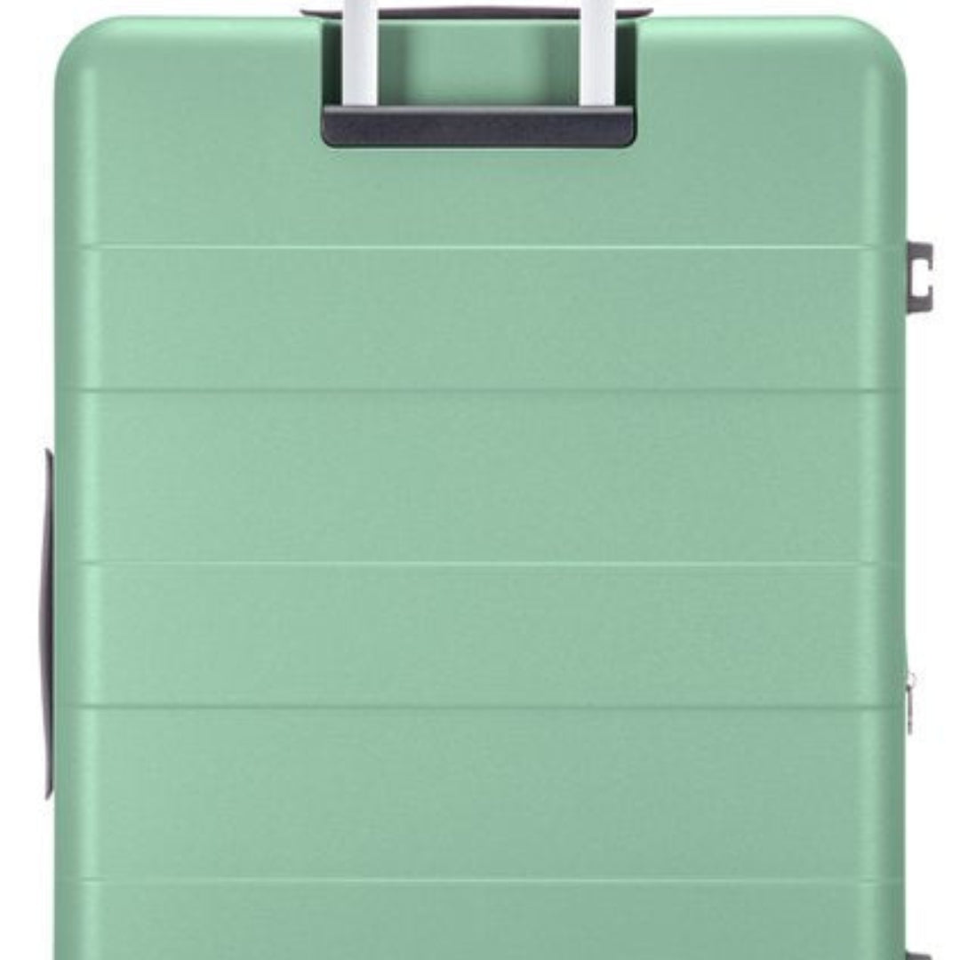 Lyxigt lila resväskset med laptopfack, TSA-lås & hållbart hårt skal för bagage.