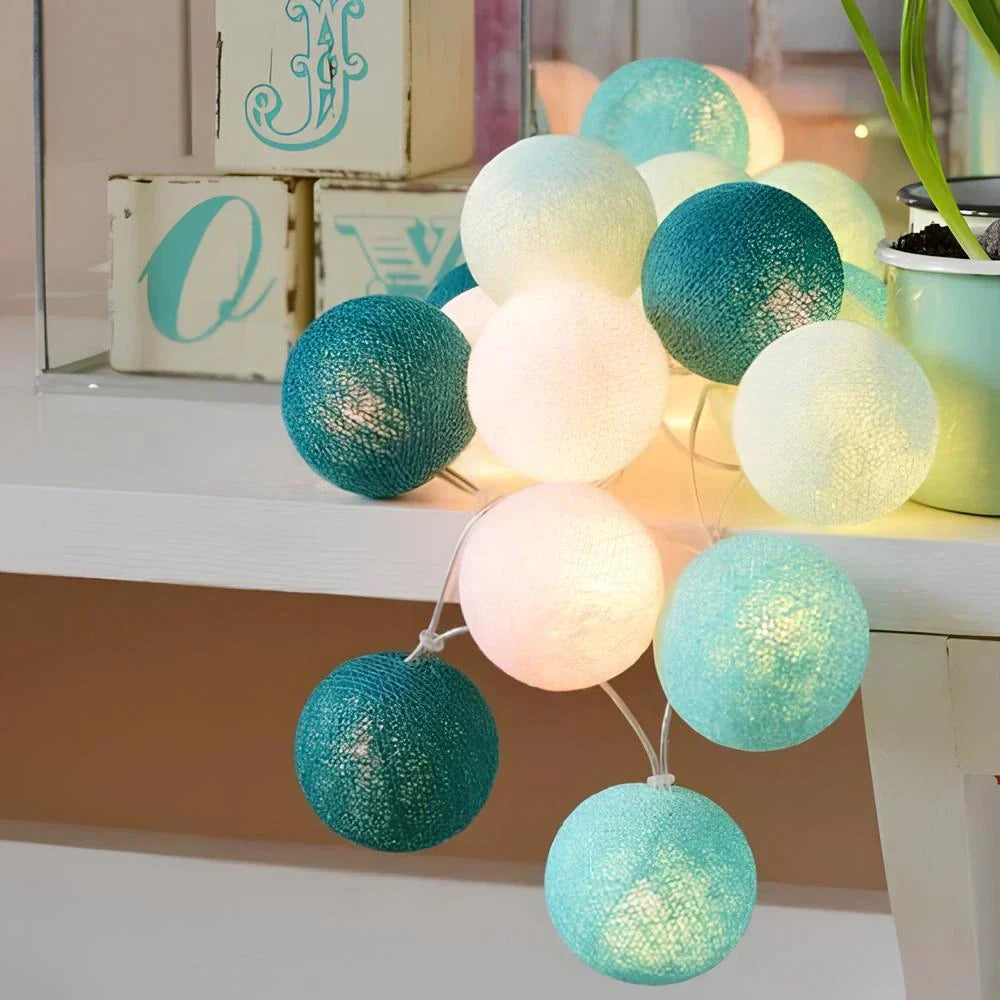 Ljusslinga med bomullsbollar, perfekt för att skapa mysig stämning hemma som dekorbelysning.