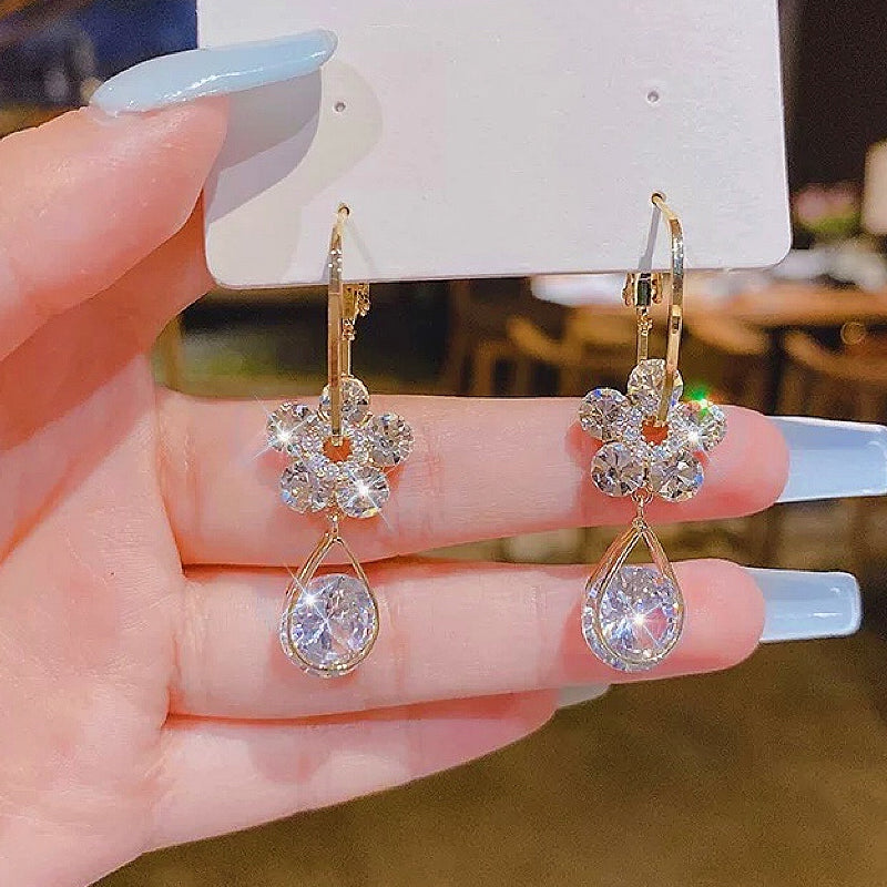 "Ljuvliga kristallblommörhängen för kvinnor, med elegant och unik design, nickelfria och perfekta för alla tillfällen."