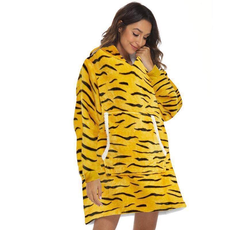 "Lös och mysig hoodie för dam och herr med stor ficka, rymlig huva och flera färgalternativ för maximal komfort."