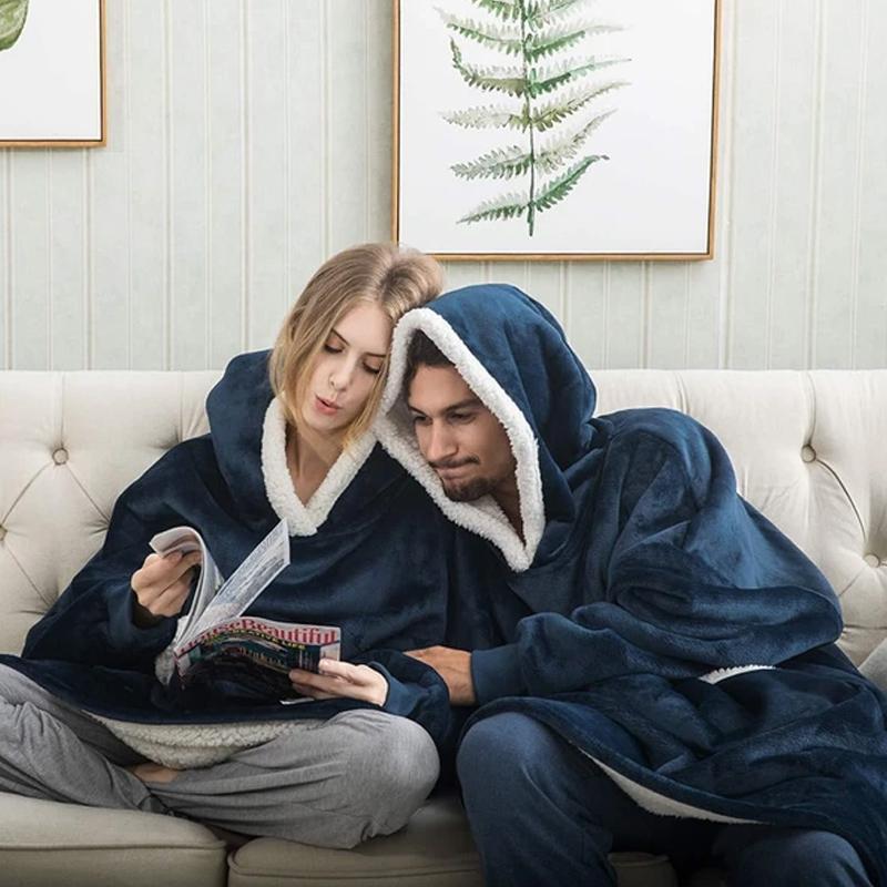 "Lös och mysig hoodie för dam och herr med stor ficka, rymlig huva och flera färgalternativ för maximal komfort."