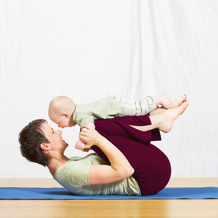"Lösa yogabyxor med vida ben för kvinnor i smörigt mjukt tyg, elastiskt midjeband och djupa sidfickor."