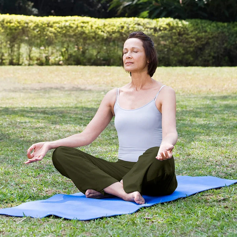 "Lösa yogabyxor med vida ben för kvinnor i smörigt mjukt tyg, elastiskt midjeband och djupa sidfickor."