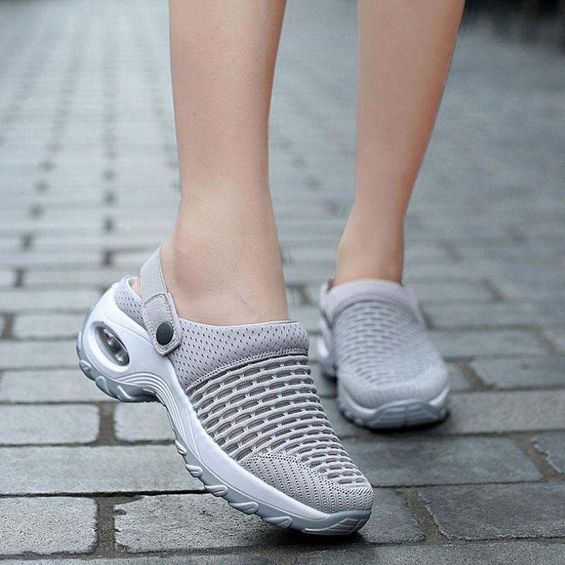 "Luftiga damtofflor med grå stickad ovandel och bred rund tå, slip-ons med stötdämpande luftkudde-sula, vardagsanvändning."