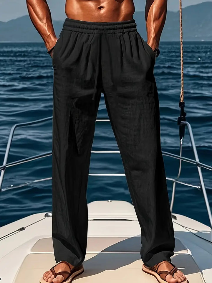 Man bär avslappnade Luke herrbyxor, visar ledig smart casual stil perfekt för vardag och fritid. Bekväma byxor.