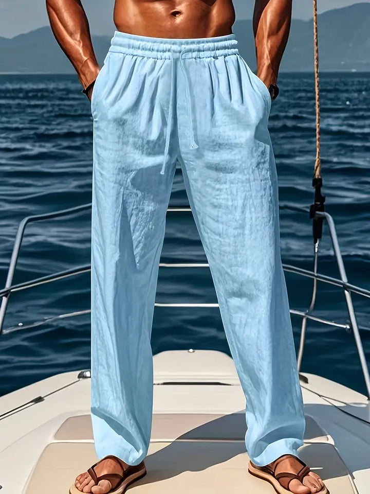 Luke herrbyxor smart casual, en sidovy som visar den bekväma och lediga passformen. Mångsidiga vår- och sommarbyxor.