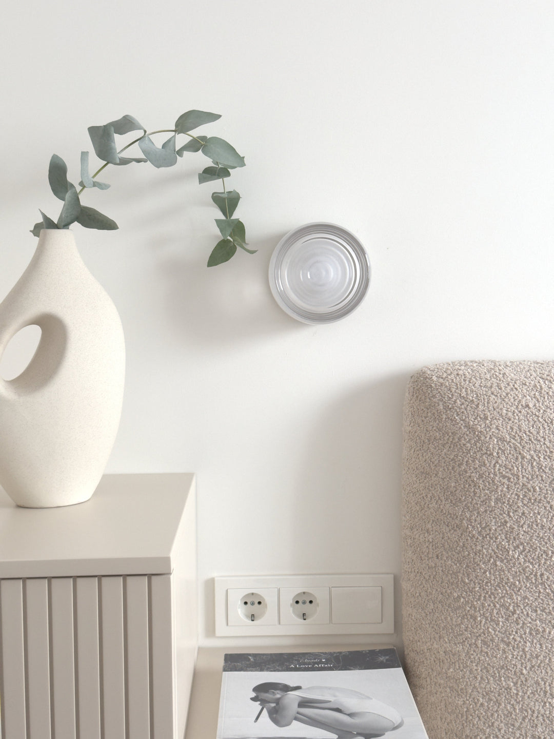 Stilren inomhusbelysning: Lunara LED-vägglampa med upp/ned-ljus, idealisk för hall och sovrum.