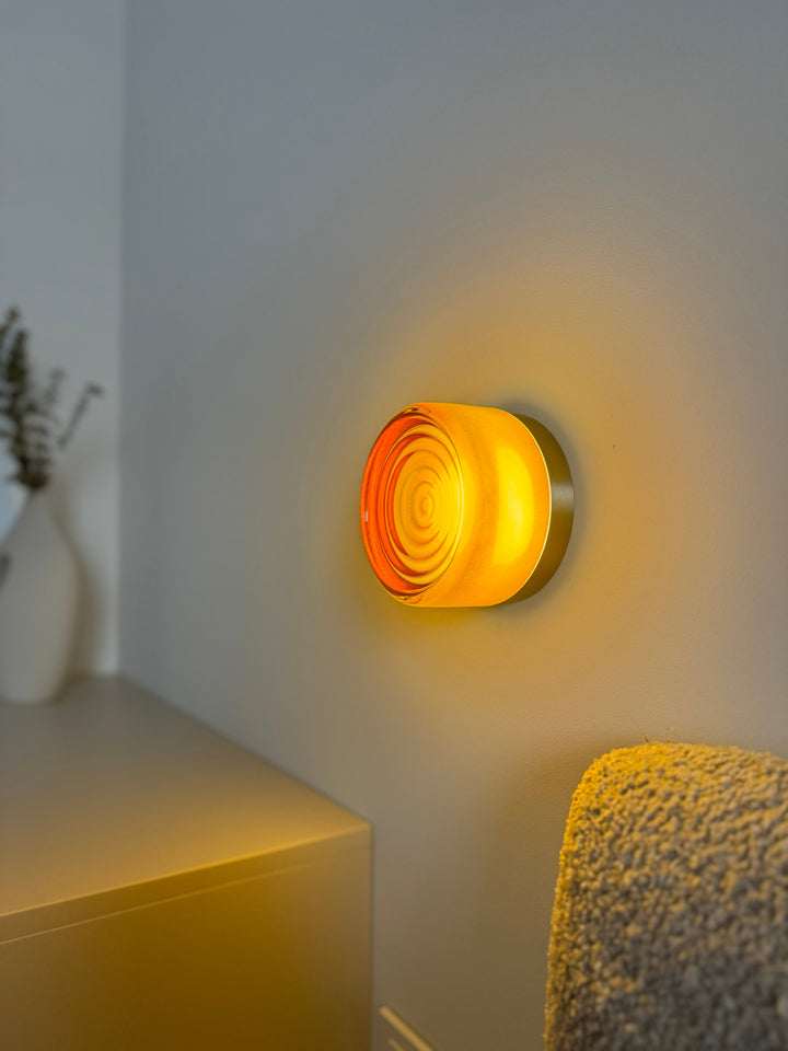 Akryl och aluminium Lunara vägglampa. Mjukt upp/ned-ljus från LED-belysning. Modern och elegant.