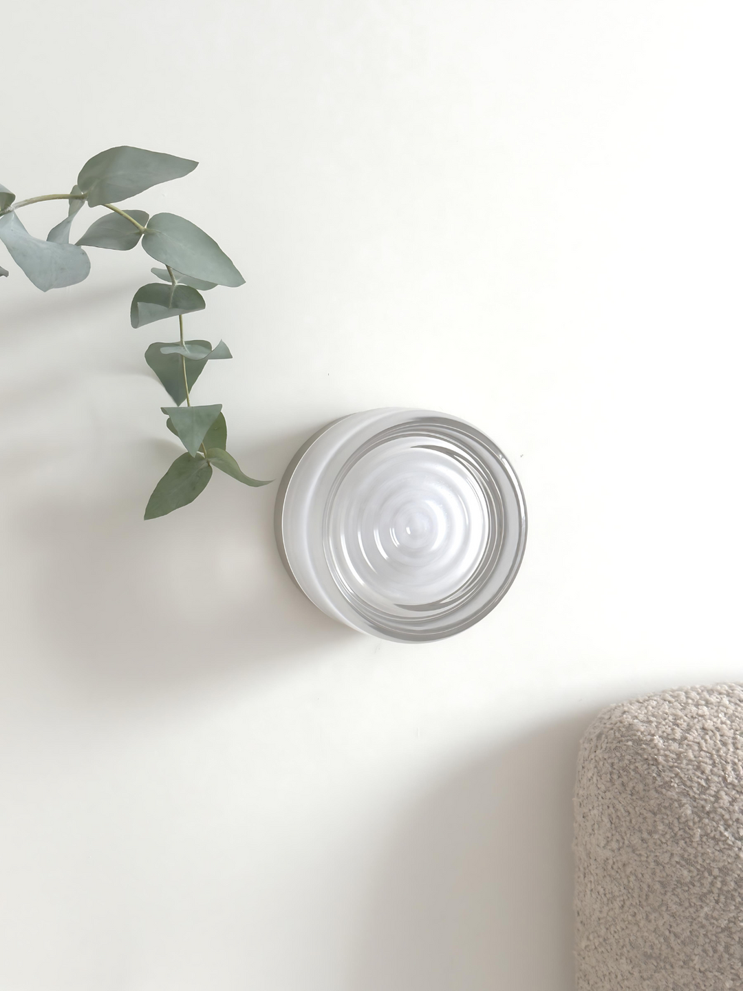 Slank Lunara vägglampa med modern LED-belysning. Upp/ned-ljus i stilren aluminium för elegant interiör.