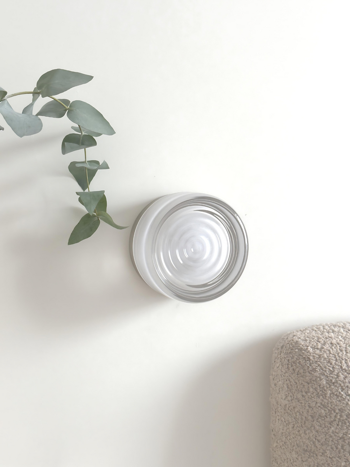 Slank Lunara vägglampa med modern LED-belysning. Upp/ned-ljus i stilren aluminium för elegant interiör.