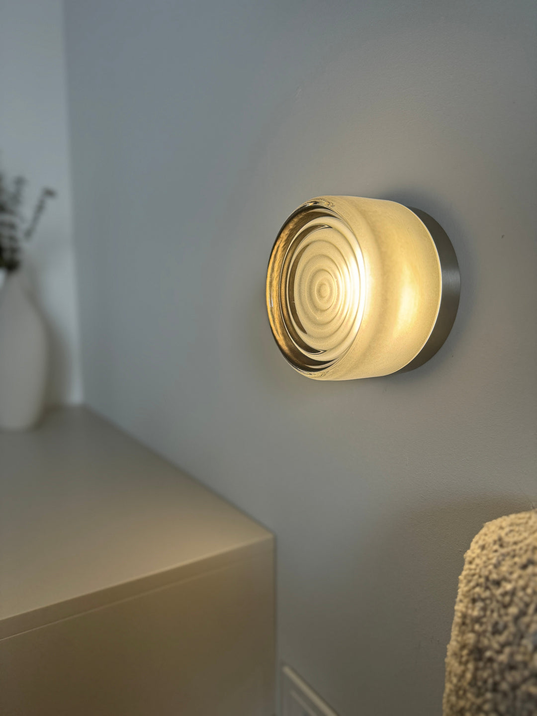 Lunara LED vägglampa. Stilren design i aluminium med upp/ned-belysning, perfekt som inomhusbelysning.