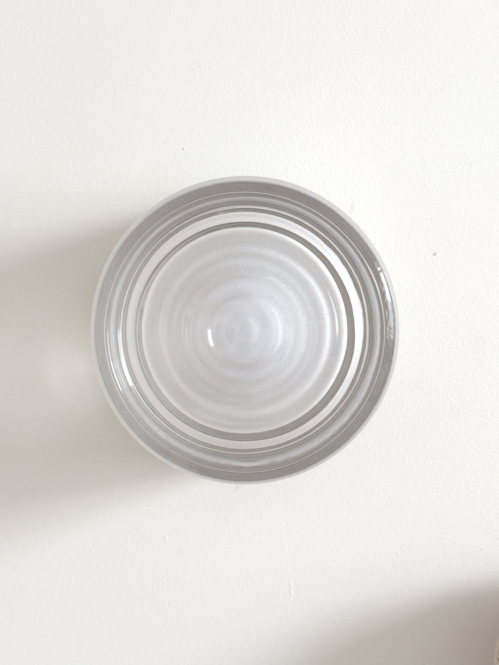 Mjukt upp/ned-ljus från Lunara LED-vägglampa. Modern design i aluminium, elegant för sovrum.