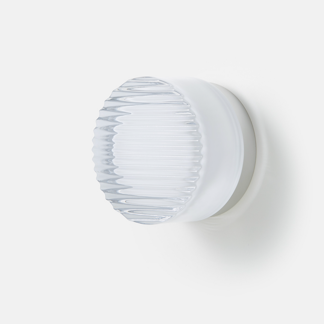 Lunara vägglampa i aluminium/akryl. Energieffektiv LED med upp/ned-ljus, perfekt för modern heminredning.
