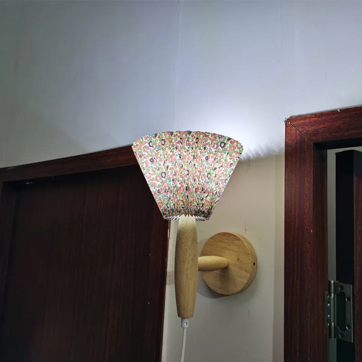 Lyren nordisk vägglampa i trä med plisserad skärm för modern heminredning. LED-belysning.