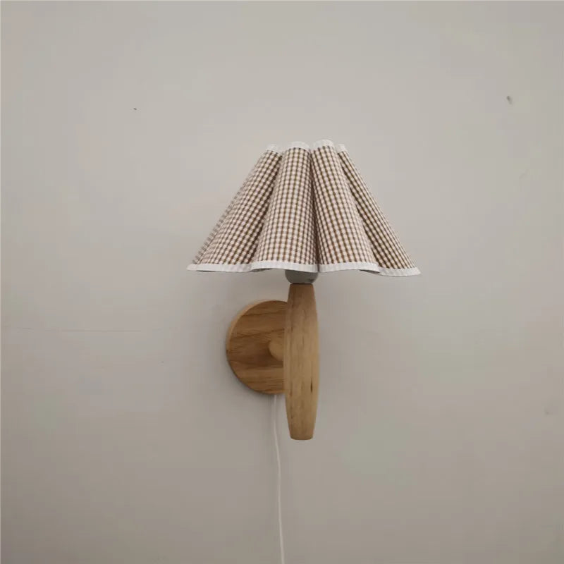 Detaljbild: Lyren vägglampa med handgjord plisserad skärm och elegant träbas. Nordisk stil.