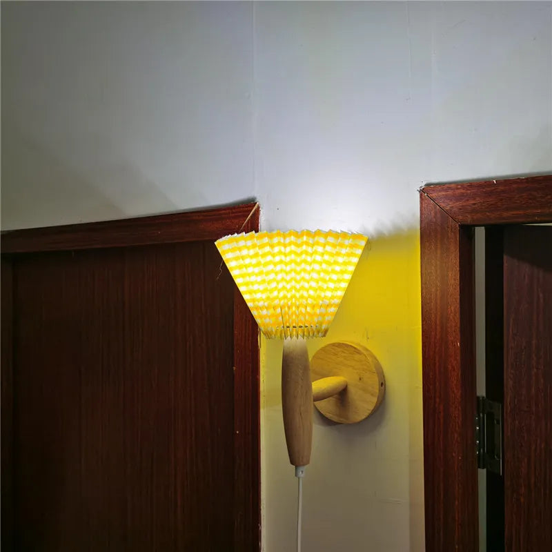 Vacker Lyren vägglampa i modern nordisk stil. Trädetaljer och plisserad textilskärm för en tidlös look.