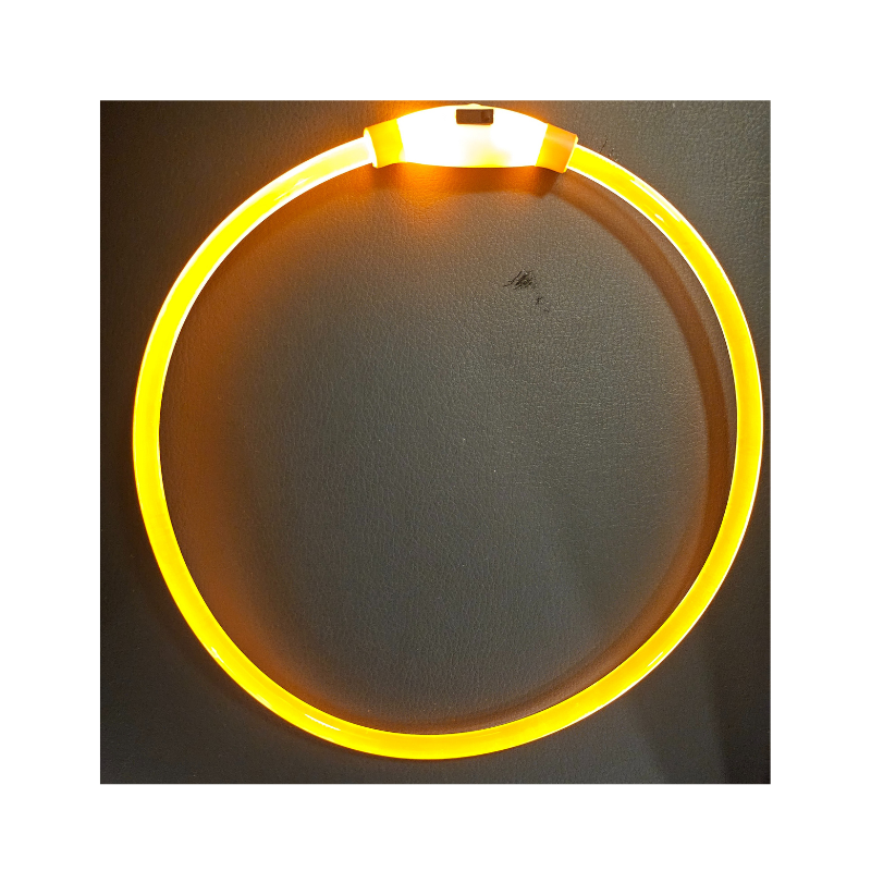 Modernt uppladdningsbart LED-halsband, ett smart hundtillbehör som markant ökar säkerheten.