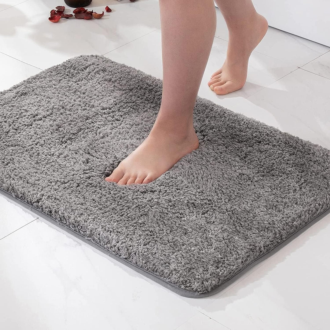 Lyxig absorberande halkfri badrumsmatta för mjuk komfort i ditt badrum. Idealisk för modern inredning.