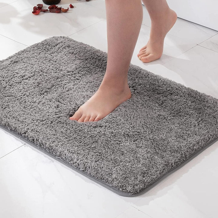 Lyxig absorberande halkfri badrumsmatta för mjuk komfort i ditt badrum. Idealisk för modern inredning.