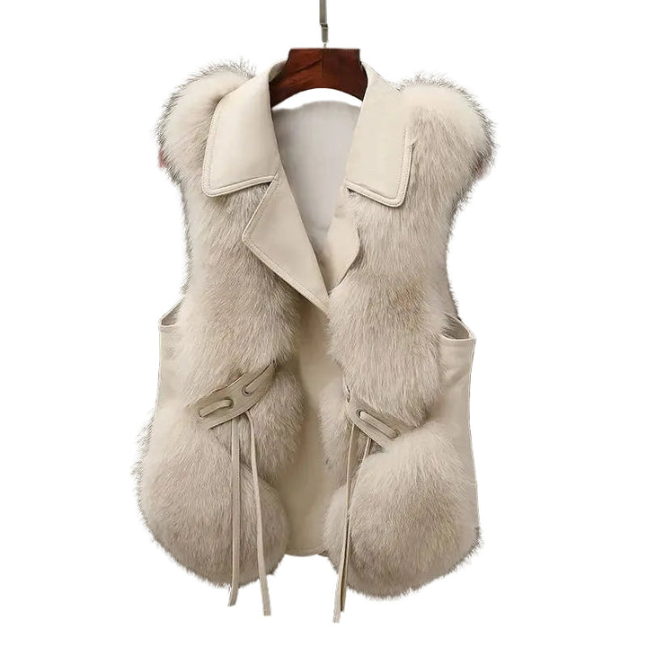 Lyxig beige damväst i fuskpäls med överdimensionerade slag, perfekt för höstens ytterkläder.