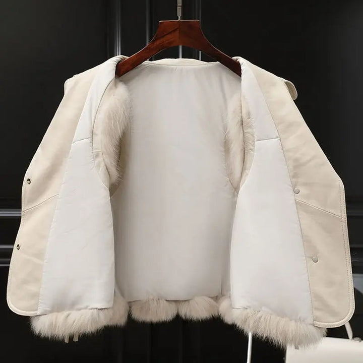 Brun damväst i lyxig fuskpäls med överdimensionerade slag för en casual men elegant look.