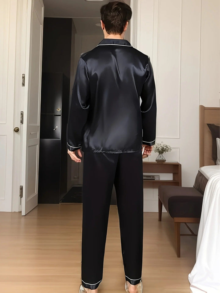 Stilren tvådelad herrpyjamas Adrian i satin, perfekt för avkoppling och hemkvällar.