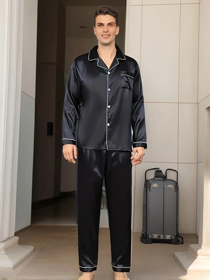 Mjuk och bekväm herrpyjamas Adrian i satin, idealisk som present för ultimat sömnkomfort.