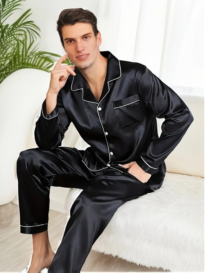 Tidlös herrpyjamas Adrian av lyxig satin, ett elegant sovplagg för stilmedvetna män.