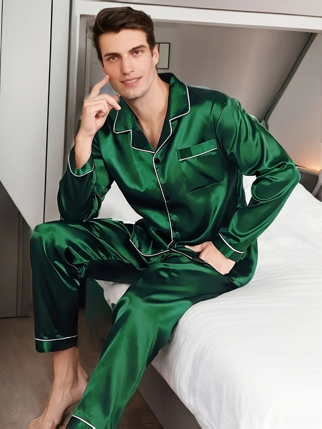 Svalkande herrpyjamas Adrian i satin, nattkläder som erbjuder komfort och stil.