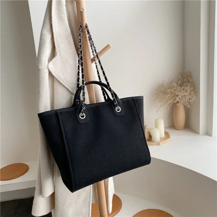 Exklusiv kvinnors axelväska. Lyxig och elegant design, rymlig för alla dina modebehov.