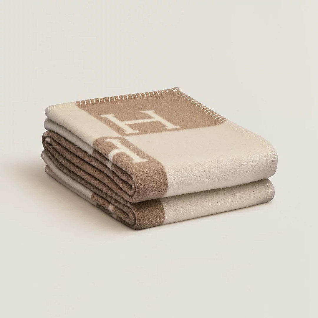 Lyxig pläd i ull & cashmere. Mjuk, varm filt för heminredning & komfort.