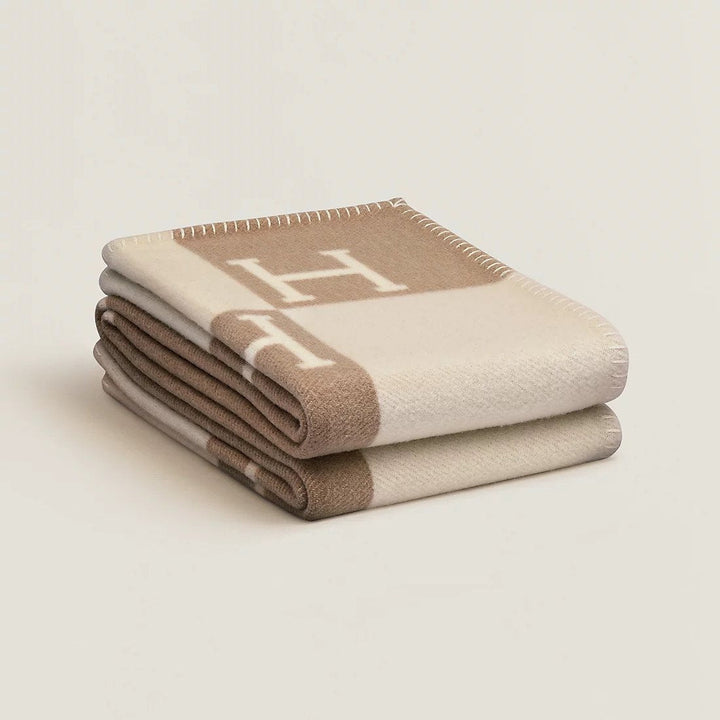 Lyxig pläd i ull & cashmere. Mjuk, varm filt för heminredning & komfort.