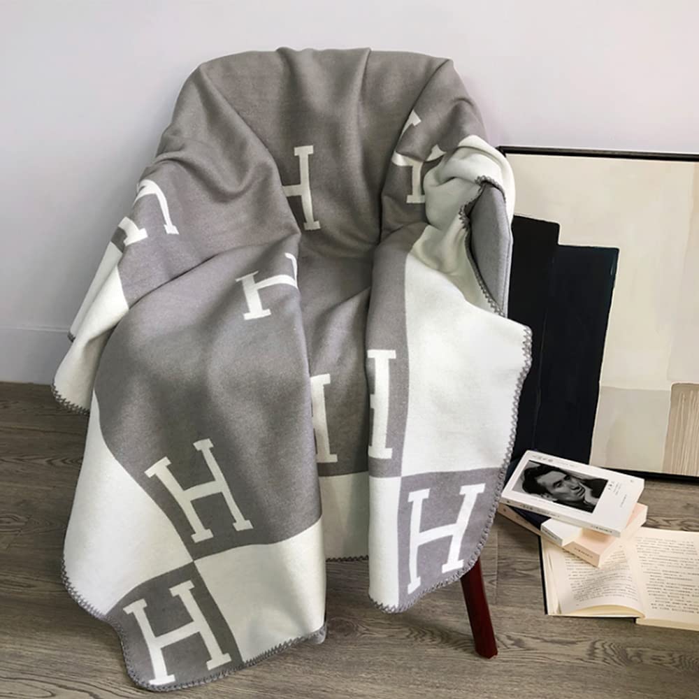 Högkvalitativ pläd av ull & cashmere. Mjuk, värmande filt för ett lyxigt hem.