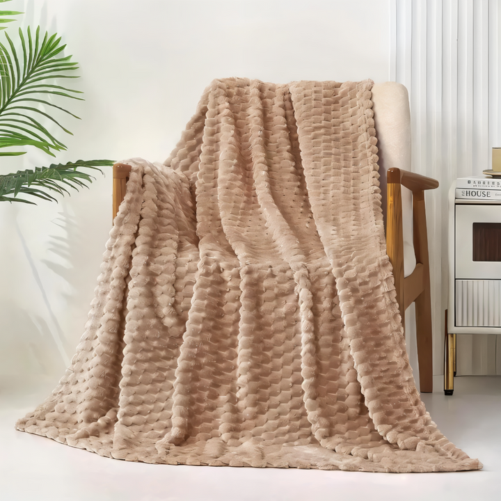 Komfortabel mysfilt i plysch, idealisk som hemtextil och inredningsdetalj.