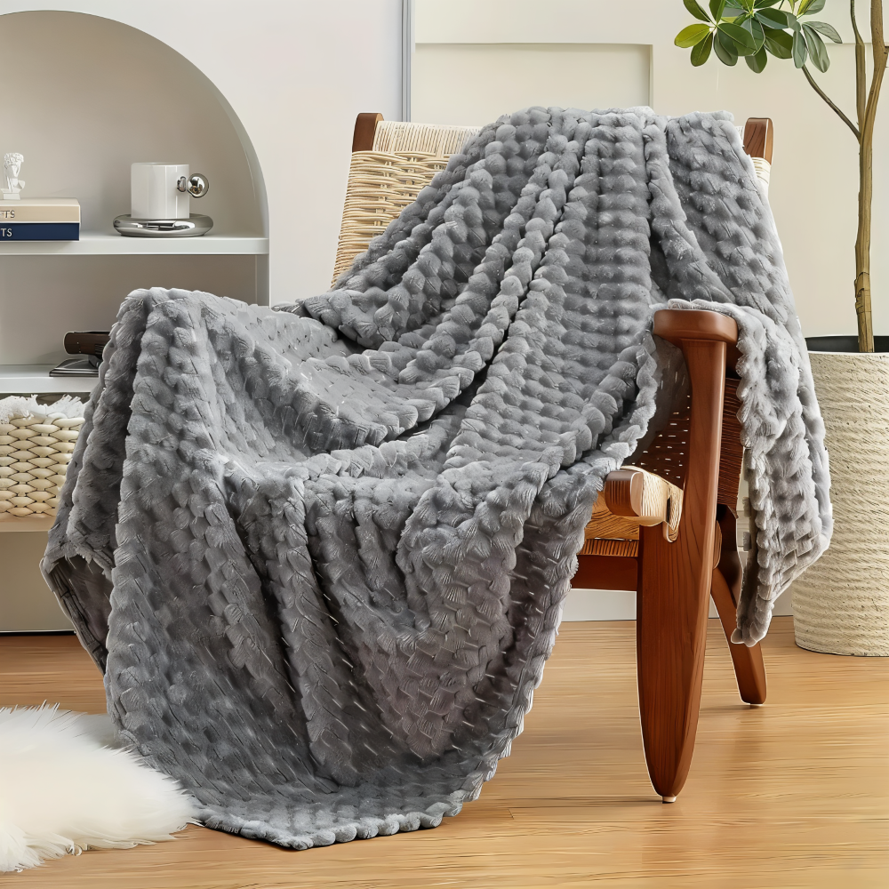 Fluffig plyschfilt, perfekt som värmefilt för extra komfort i vardagsrummet.