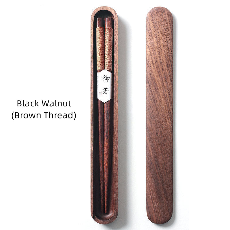 Valnötsätpinnar med slät finish i matchande träfodral. Perfekta för middagsbestick och kökstillbehör.
