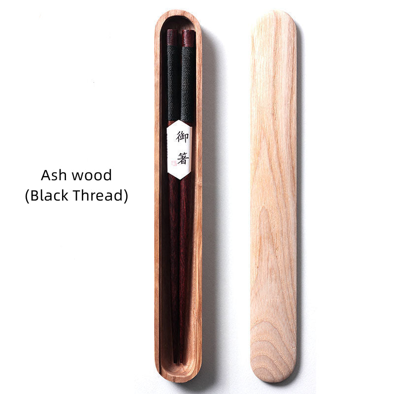 Eleganta ätpinnar i valnöt, wenge eller ask, presenteras i ett stilrent träfodral. Perfekt för sushi.