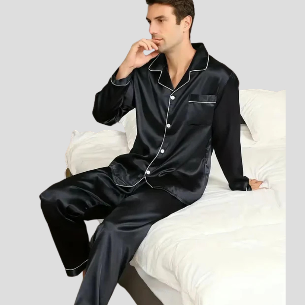 Lyxigt herrpyjamasset i glänsande satin och siden för ultimat komfort. Perfekt för avkoppling hemma.