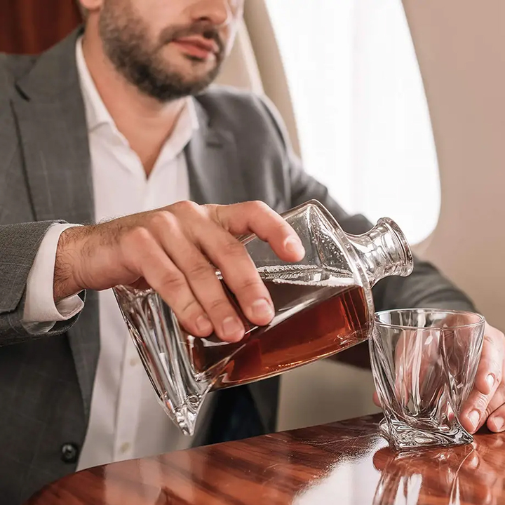 Vackert dryckeset med kristallkaraff och matchande whiskyglas. Förhöjer smaken av whisky, bourbon och cognac.