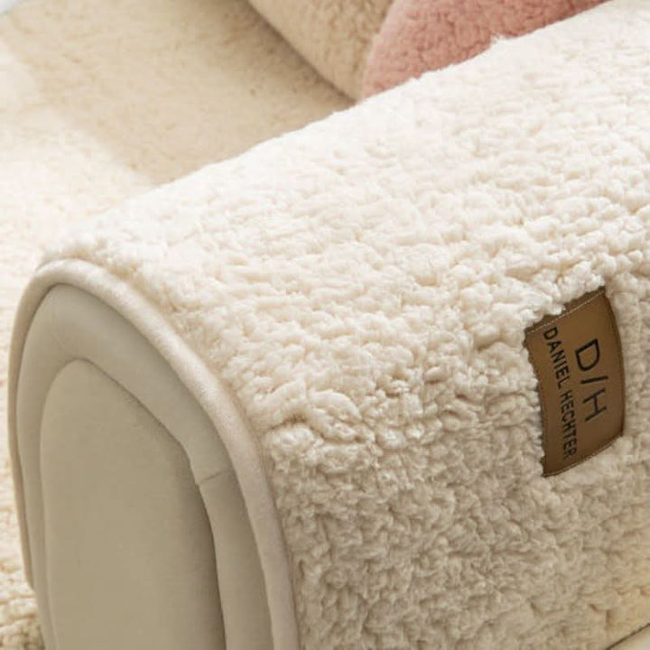 Närbild på det ultramjuka lamm cashmere-liknande plyschtyget i sofföverdraget för komfort och stil.