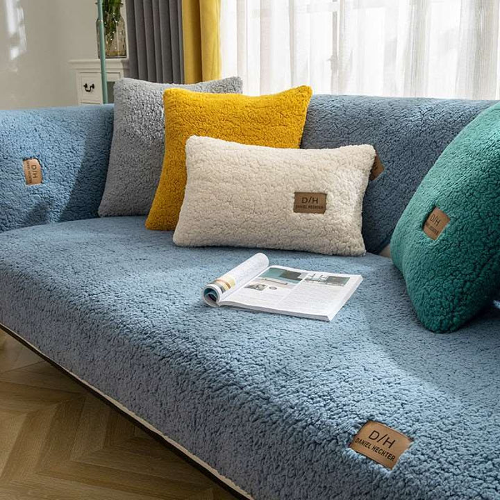 Elegant vardagsrum med stilrent möbelöverdrag i lamm cashmere-look. Förnyar soffan med mjuk plyschkänsla.