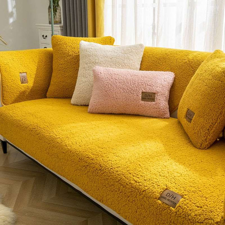 Baksidan av det halkfria sofföverdraget som säkert fäster på din soffa. Ultramjukt lamm cashmere-liknande material.