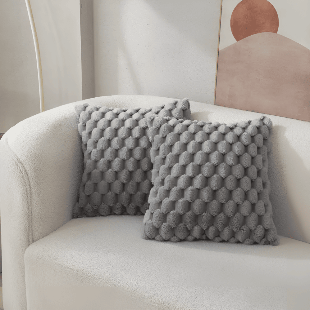 Lyxigt mjukt kuddfodral med fluffigt överdrag och elegant mönster för mysig heminredning i vardagsrum.