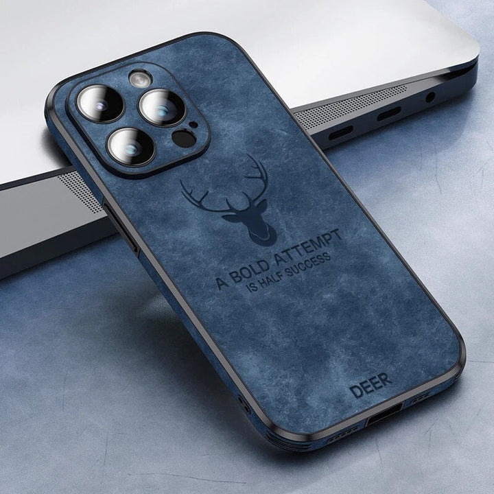 Mjukt mocka telefonfodral med elegant design & vitalt kameralinsskydd.