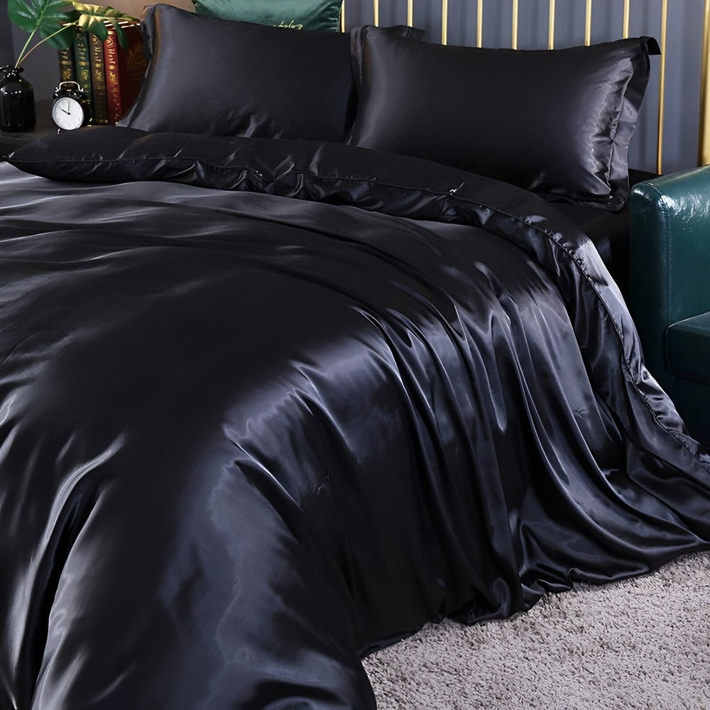 Lyxigt satin silkespåslakanset med örngott. Elegant design för en sofistikerad heminredning.